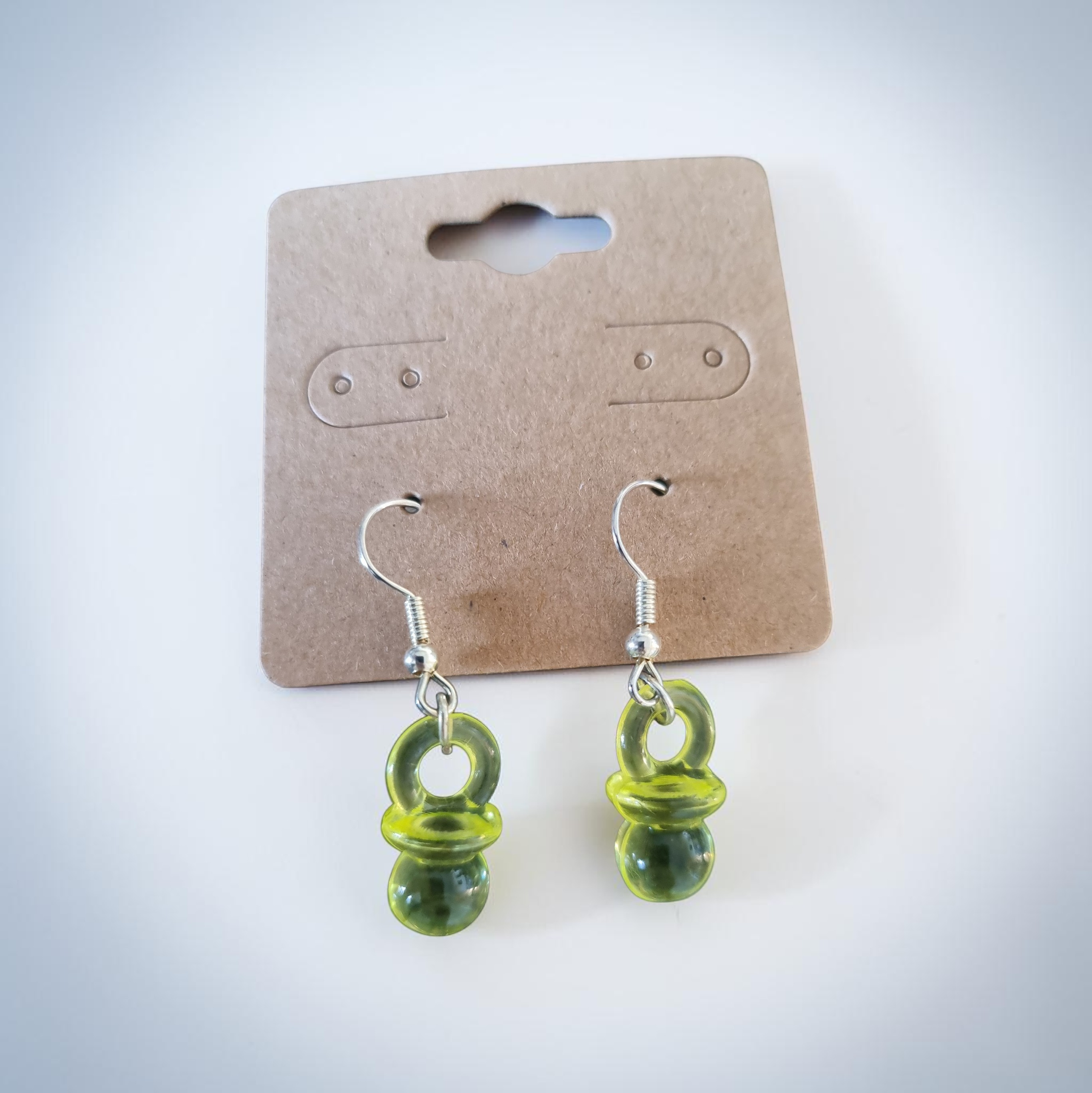 Boucles d’oreilles tétine jaune clair translucide – Bijoux fantaisie originaux | Collection Funny