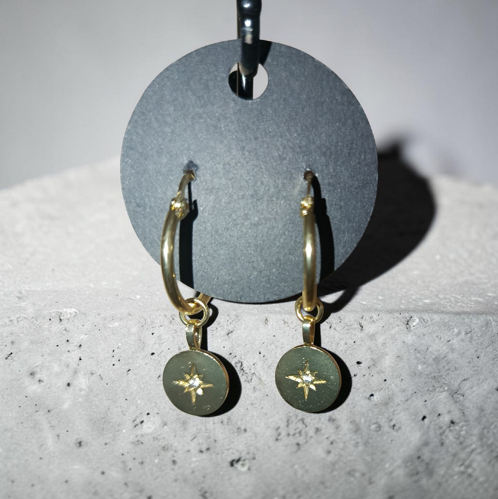 Boucles d’oreilles dorées étoile – Élégance lumineuse et intemporelle