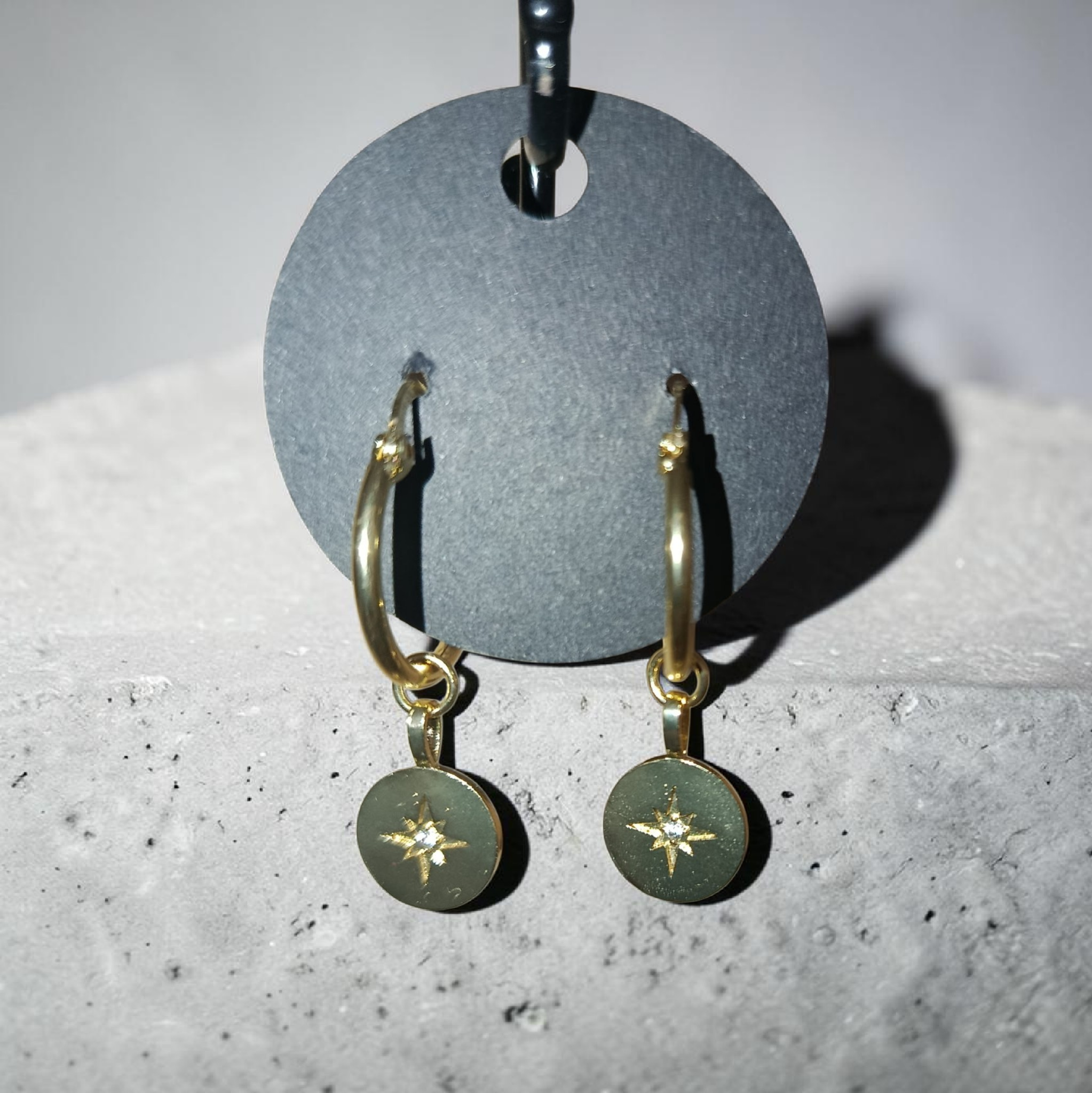 Boucles d’oreilles dorées étoile – Élégance lumineuse et intemporelle