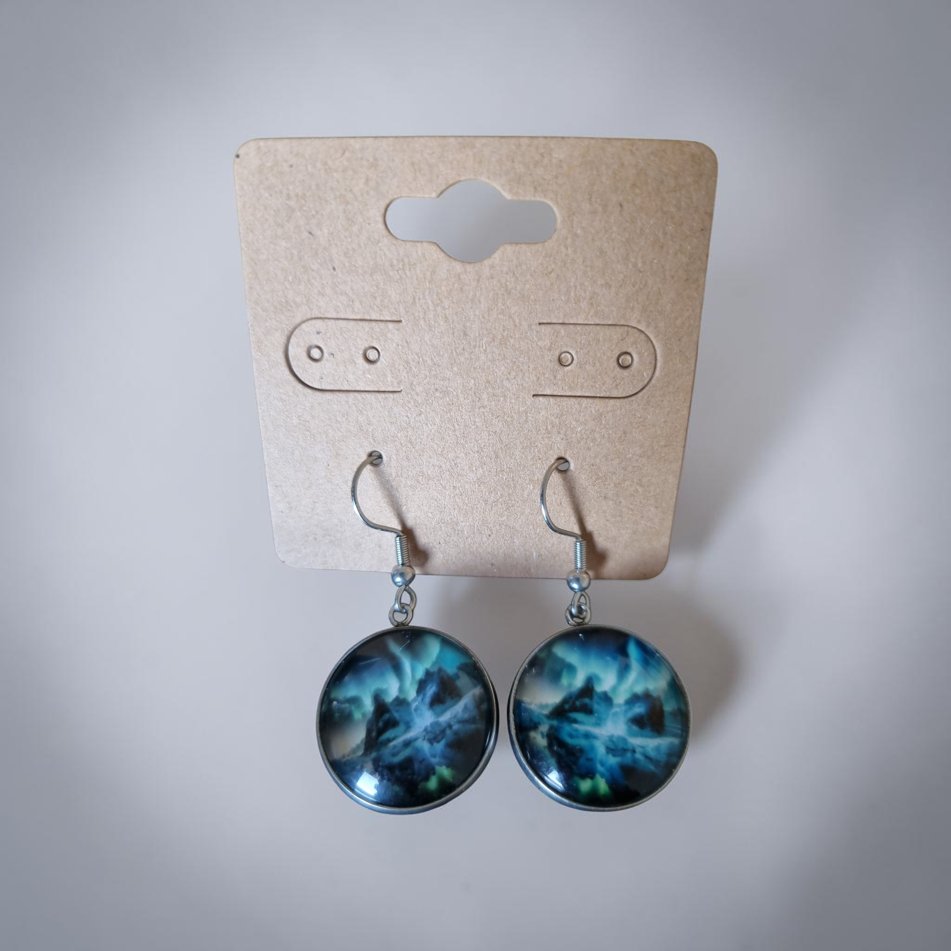 Boucles d’oreilles cabochon aurores boréales – Bijoux fantaisie femme bleu et vert