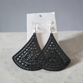 Boucles d’oreilles noires ajourées – Élégance bohème
