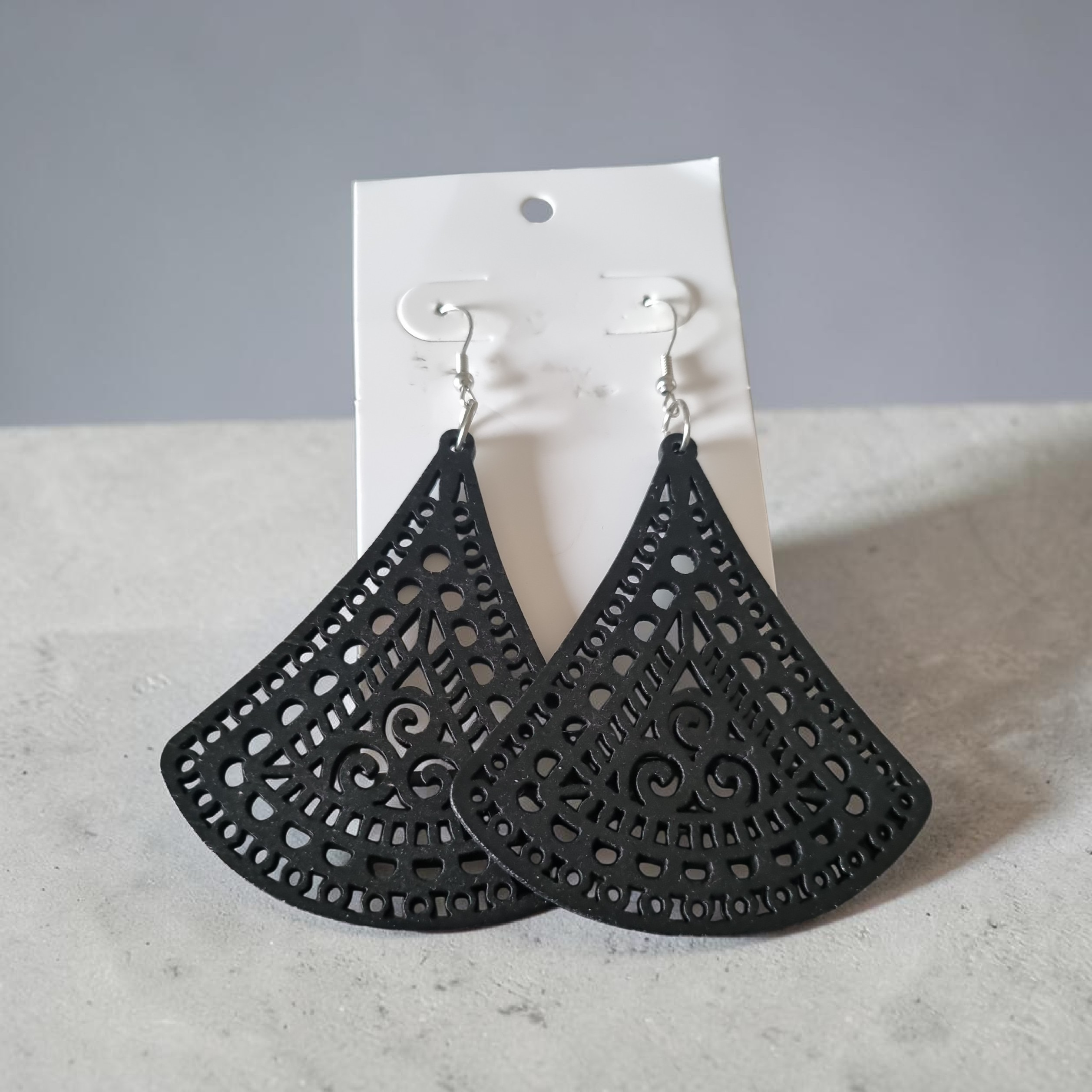 Boucles d’oreilles noires ajourées – Élégance bohème