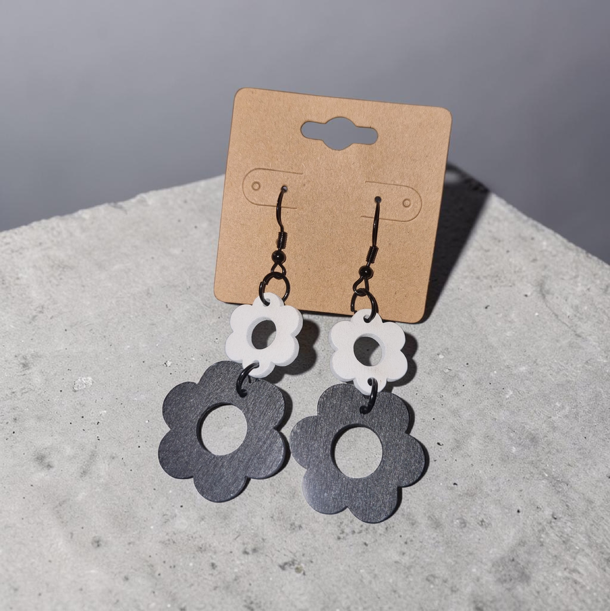 Boucles d’oreilles fleurs en bois – Noir & blanc