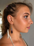 Modèle portant des boucles d'oreilles pendantes La boutique d'Emma en améthyste naturelle et métal argenté bohème