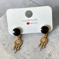 Boucles d'oreilles pendantes La boutique d'Emma avec cabochon noir, pampille dorée attrape-rêves et cristaux