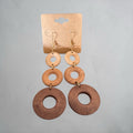 Boucles d'oreilles pendantes La boutique d'Emma en anneaux de bois dégradés du clair au foncé avec crochets dorés.