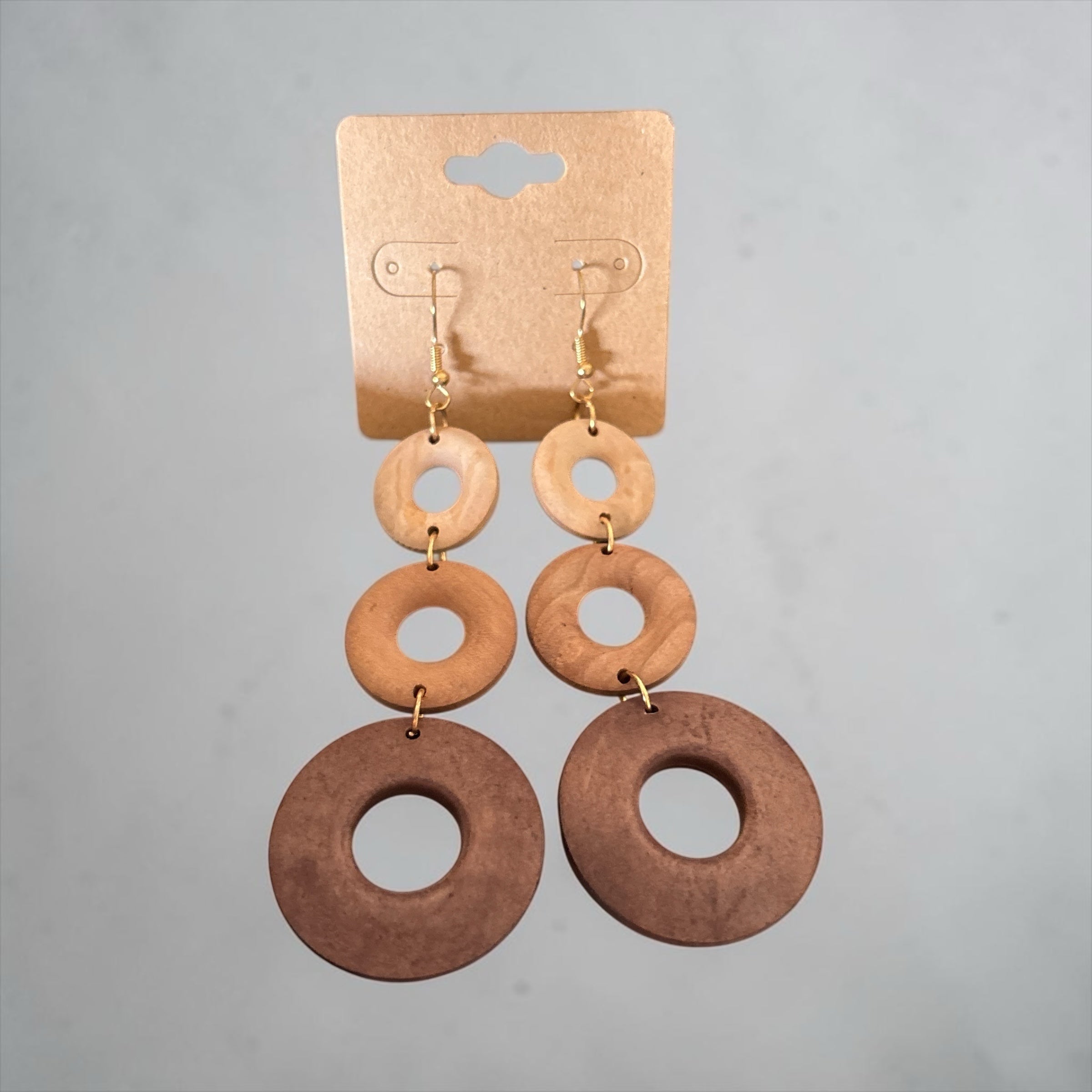 Boucles d'oreilles pendantes La boutique d'Emma en anneaux de bois dégradés du clair au foncé avec crochets dorés.