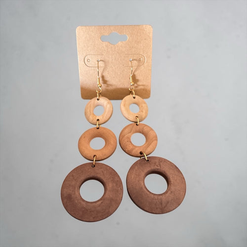 Boucles d'oreilles pendantes La boutique d'Emma en anneaux de bois dégradés du clair au foncé avec crochets dorés.