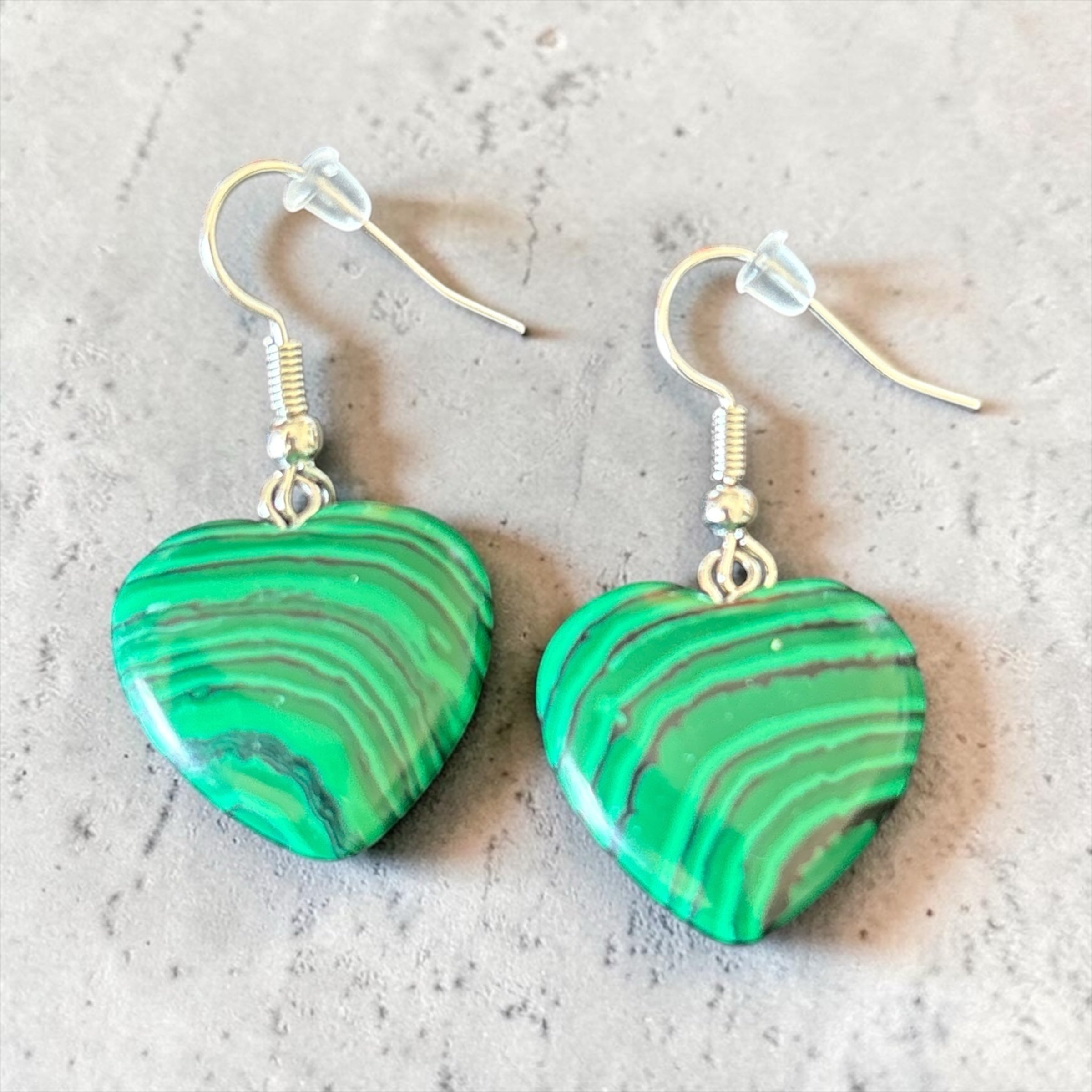 Boucles d'oreilles pendantes La boutique d'Emma en forme de cœur en malachite verte avec monture en métal argenté.