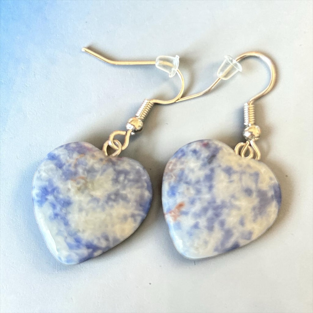 Boucles d'oreilles La boutique d'Emma en forme de cœur avec pierre naturelle bleue et blanche et monture argentée