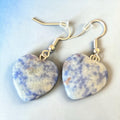 Boucles d'oreilles La boutique d'Emma en forme de cœur avec pierre naturelle bleue et blanche et monture argentée