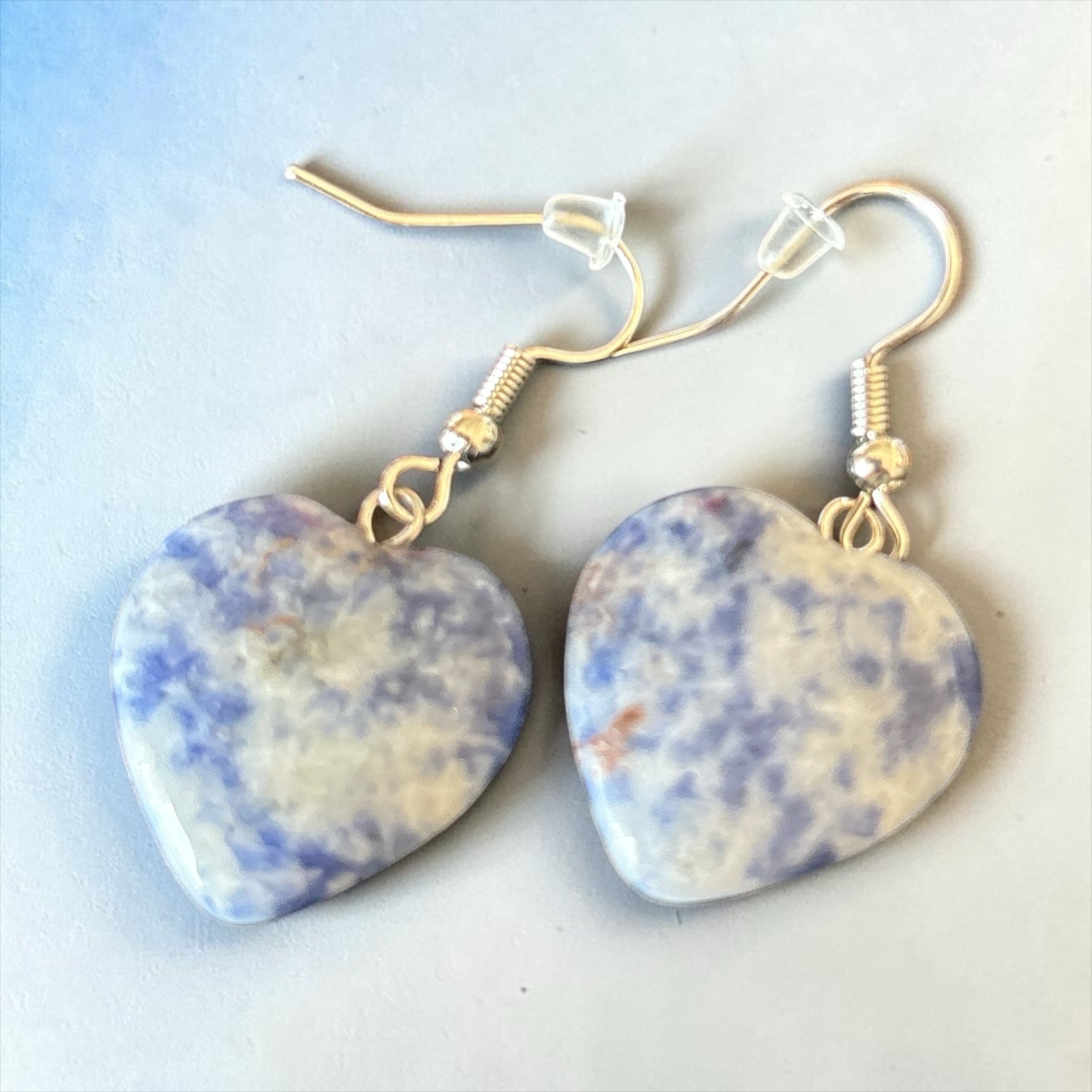 Boucles d'oreilles La boutique d'Emma en forme de cœur avec pierre naturelle bleue et blanche et monture argentée