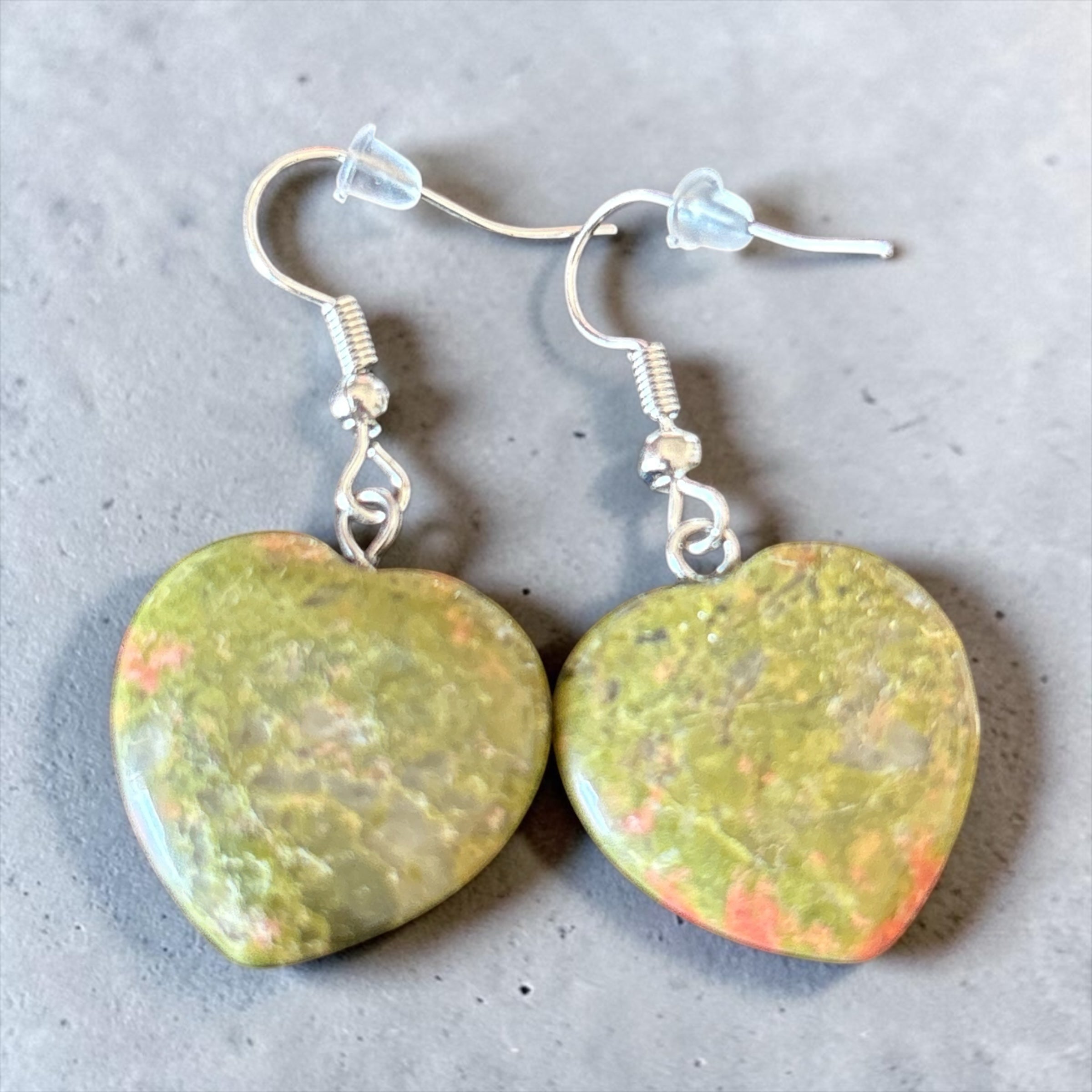 Boucles d'oreilles pendantes La boutique d'Emma en forme de cœur en pierre naturelle unakite verte et rose