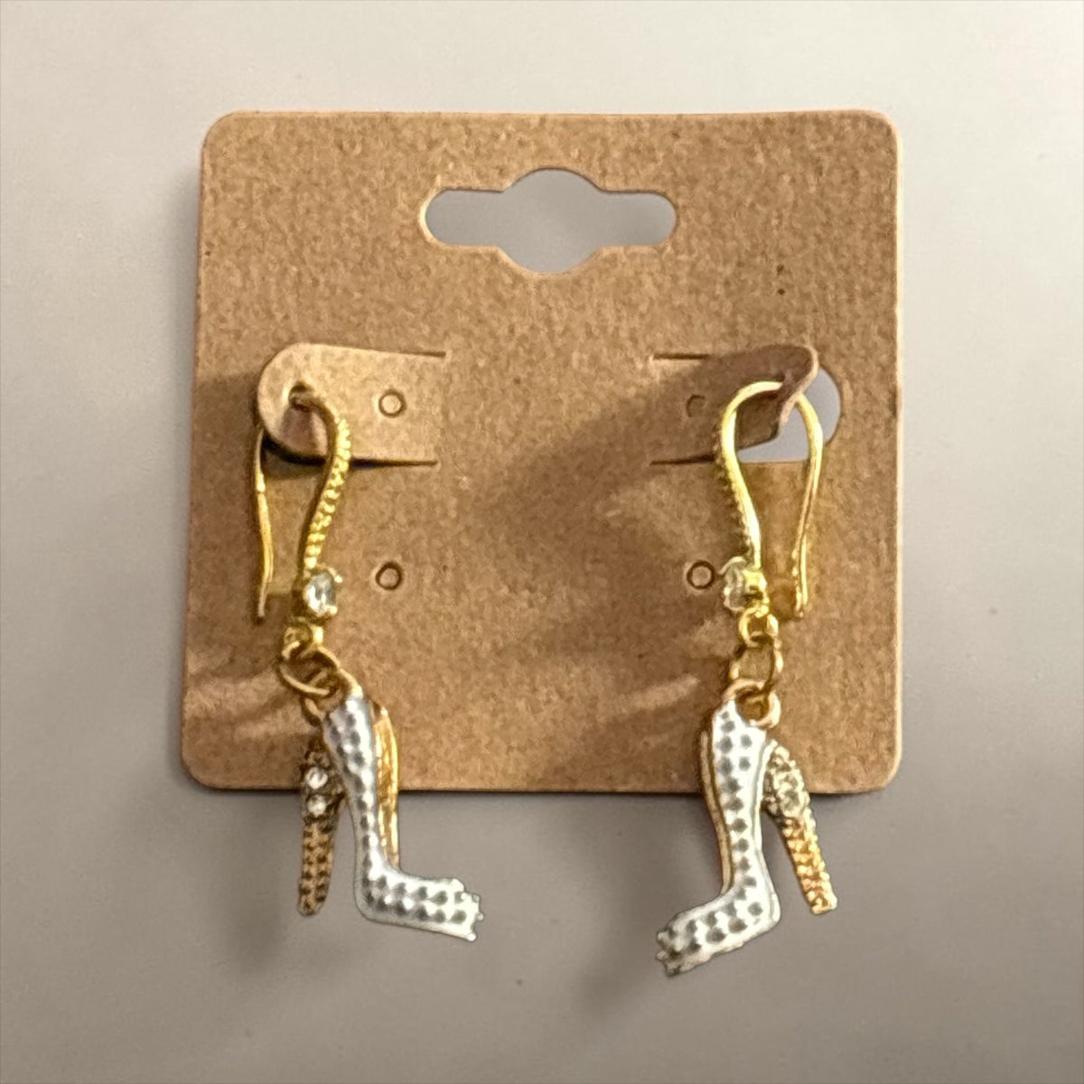 Boucles d'oreilles La boutique d'Emma en forme d'escarpins dorés et argentés avec cristaux scintillants sur le talon