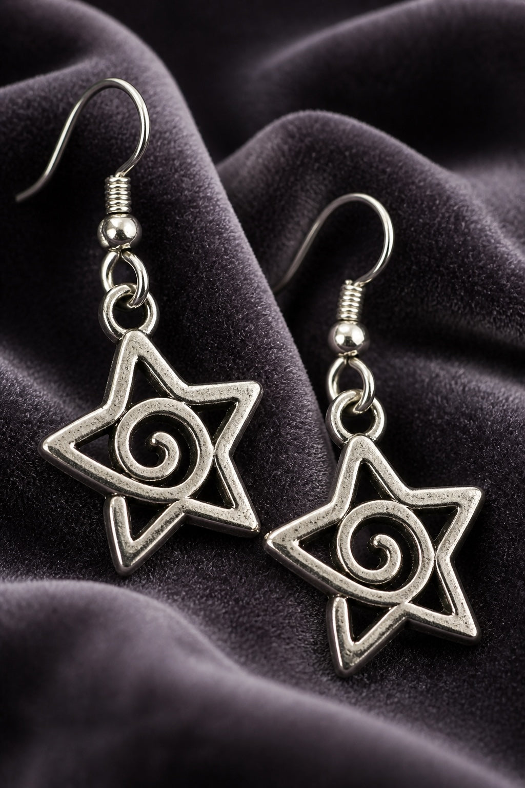 Boucles d'oreilles pendantes La boutique d'Emma en forme d'étoile avec spirale centrale en métal argenté poli