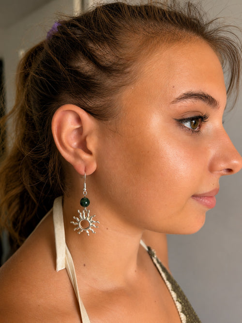 Boucles d'oreilles pendantes La boutique d'Emma en métal argenté motif soleil avec perle en pierre naturelle verte