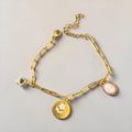 Bracelet La boutique d'Emma doré à maillons avec pendentifs camée rose, médaille fleur et motif géométrique brillant