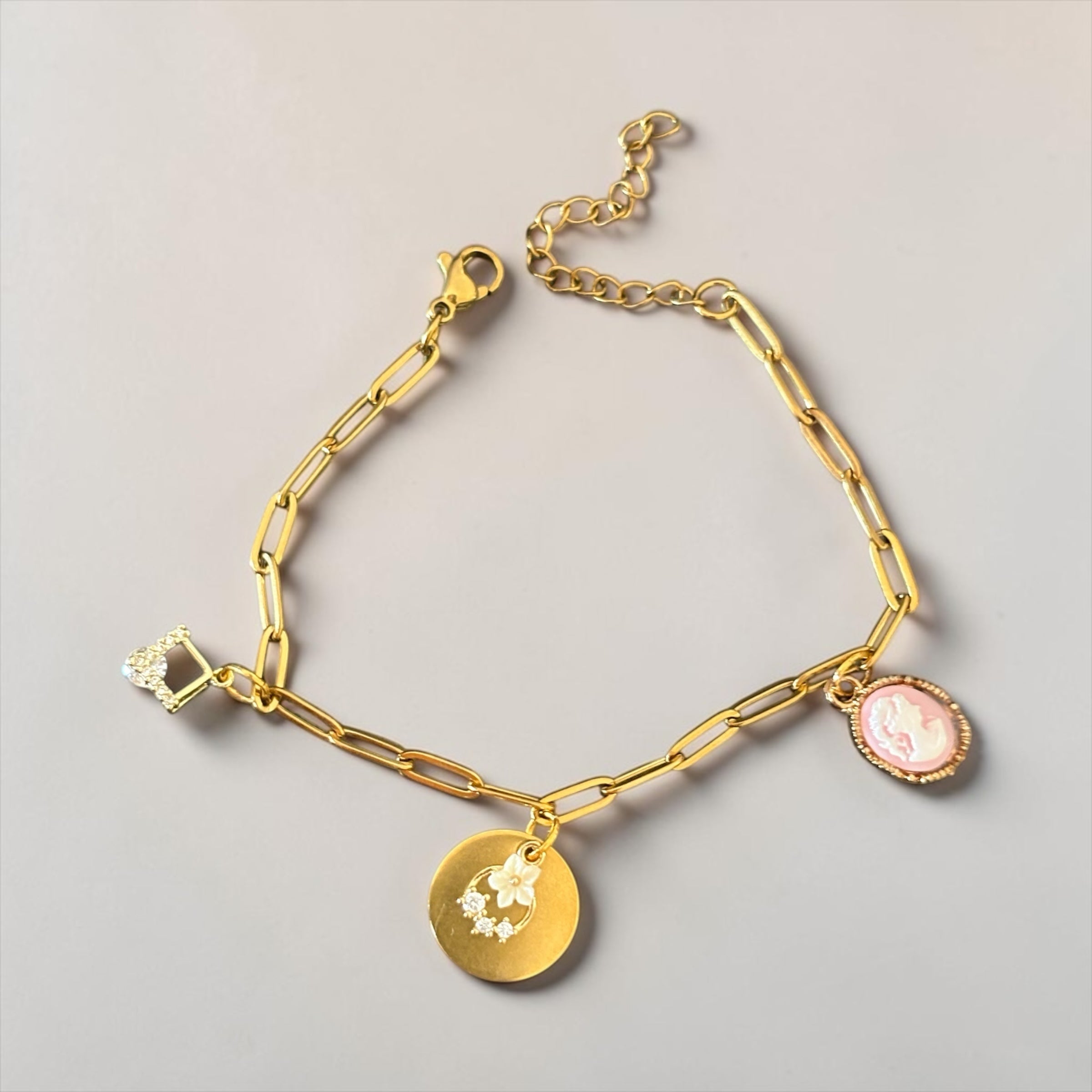 Bracelet La boutique d'Emma doré à maillons avec pendentifs camée rose, médaille fleur et motif géométrique brillant