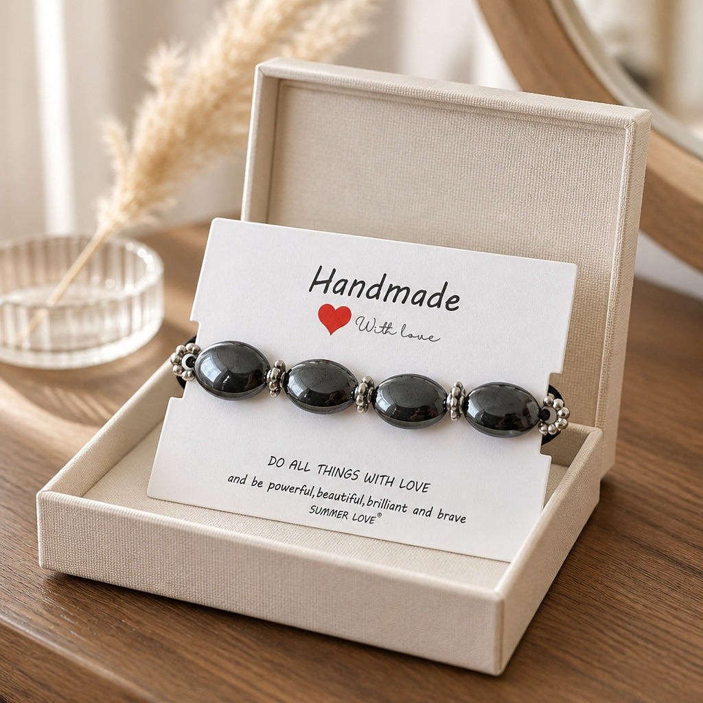 Bracelet La boutique d'Emma en perles ovales d'hématite polie et intercalaires argentés dans un écrin cadeau