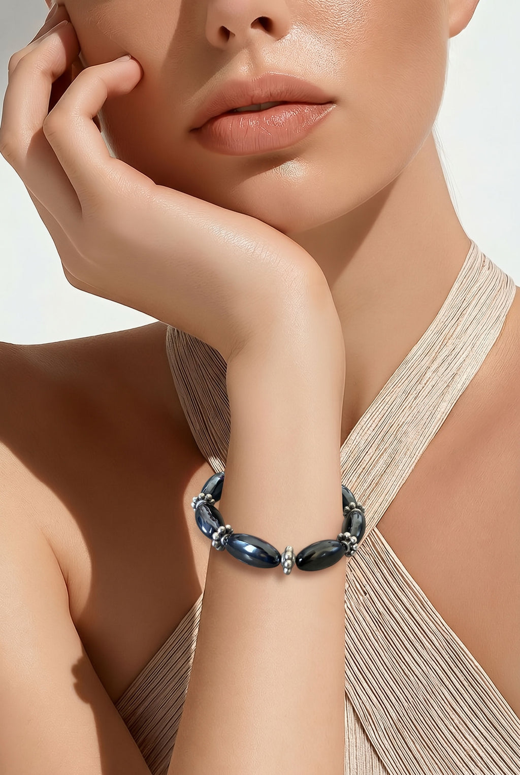 Bracelet La boutique d'Emma en perles ovales d'hématite polie et intercalaires argentés porté au poignet