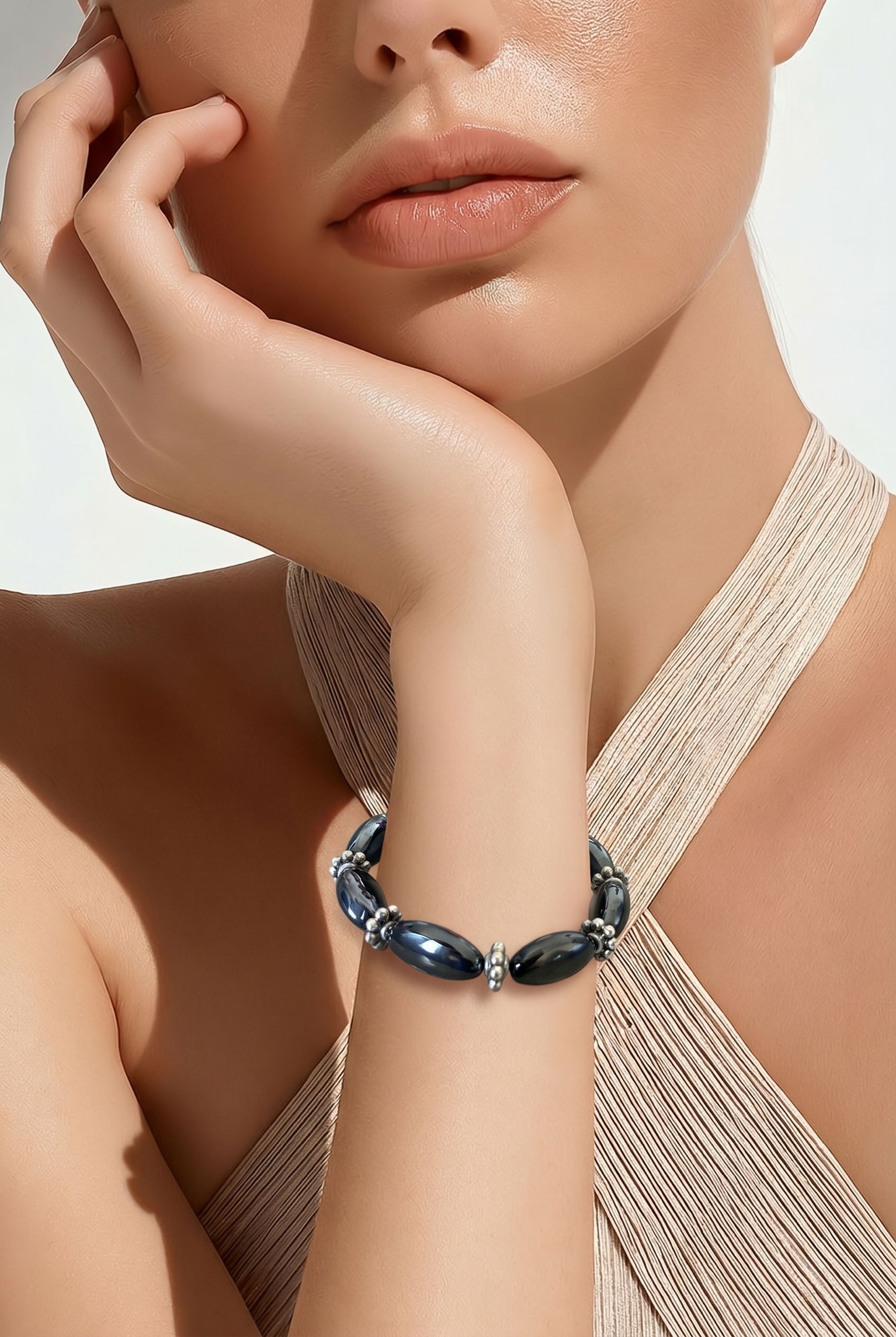 Bracelet La boutique d'Emma en perles ovales d'hématite polie et intercalaires argentés porté au poignet