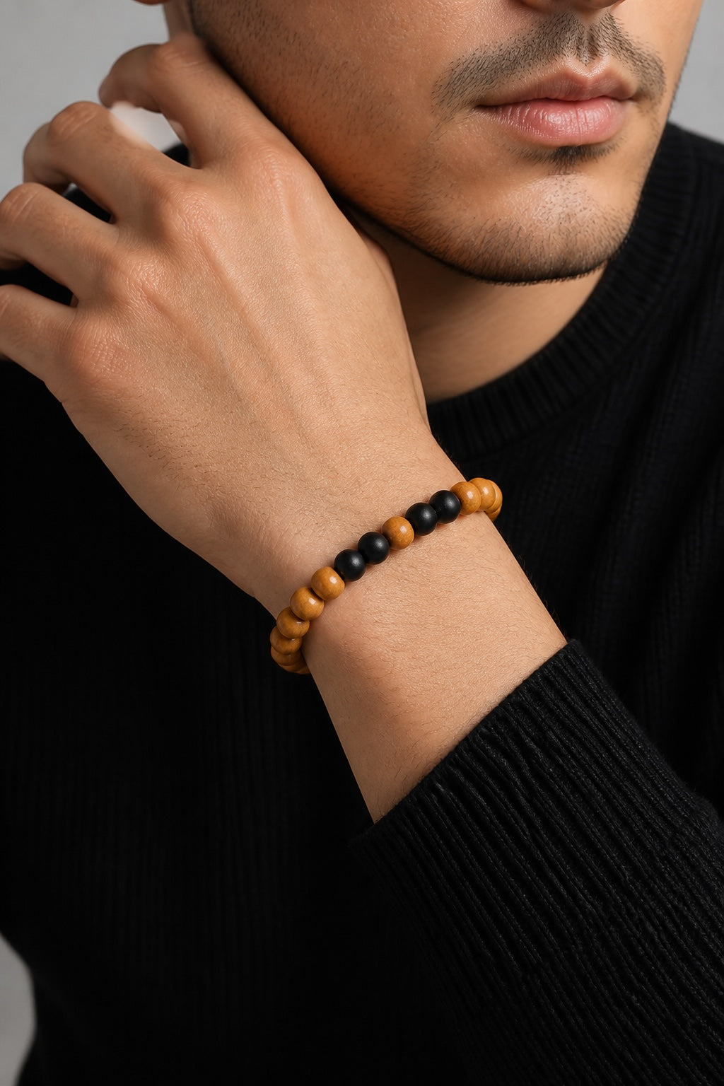 Bracelet élastique La boutique d'Emma pour homme en perles de bois naturel et pierres noires mates au poignet
