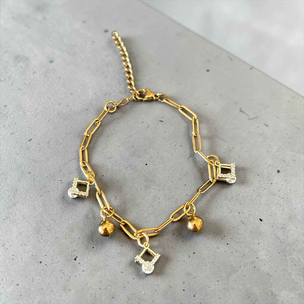 Bracelet La boutique d'Emma à maillons dorés avec breloques géométriques en cristaux et sphères lisses
