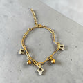 Bracelet La boutique d'Emma à maillons dorés avec breloques géométriques en cristaux et sphères lisses
