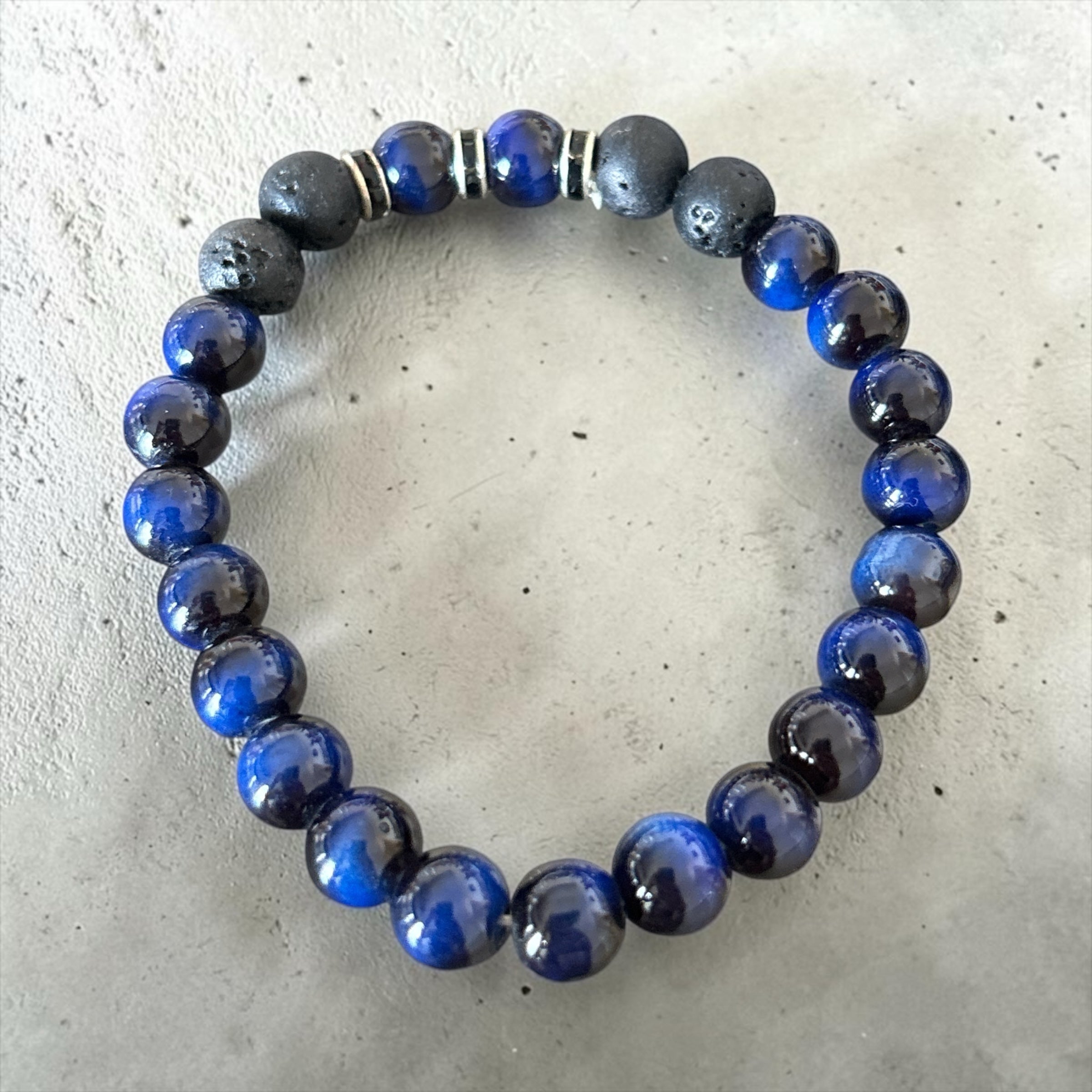 Bracelet La boutique d'Emma en perles d'œil de tigre bleu et pierre de lave noire avec intercalaires argentés