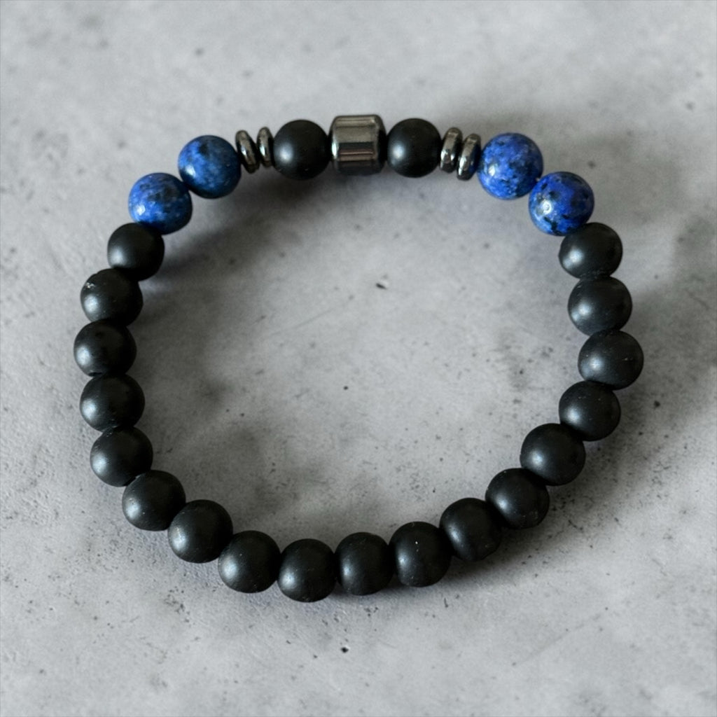 Bracelet La boutique d'Emma pour homme en perles d'onyx noir mat et lapis-lazuli bleu avec détails métalliques