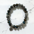 Bracelet La boutique d'Emma en perles naturelles grises et bleues avec intercalaires strass et breloque cœur argentée