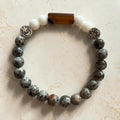 Bracelet La boutique d'Emma en perles de pierre naturelle grise, agate brune et perles blanches avec breloques lune