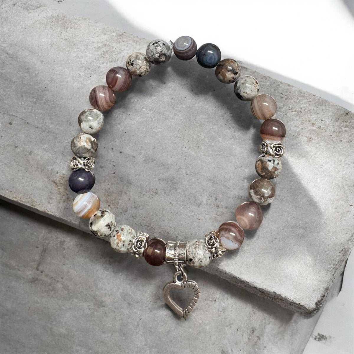 Bracelet La boutique d'Emma en perles de pierres naturelles multicolores avec pendentif cœur ajouré en métal argenté