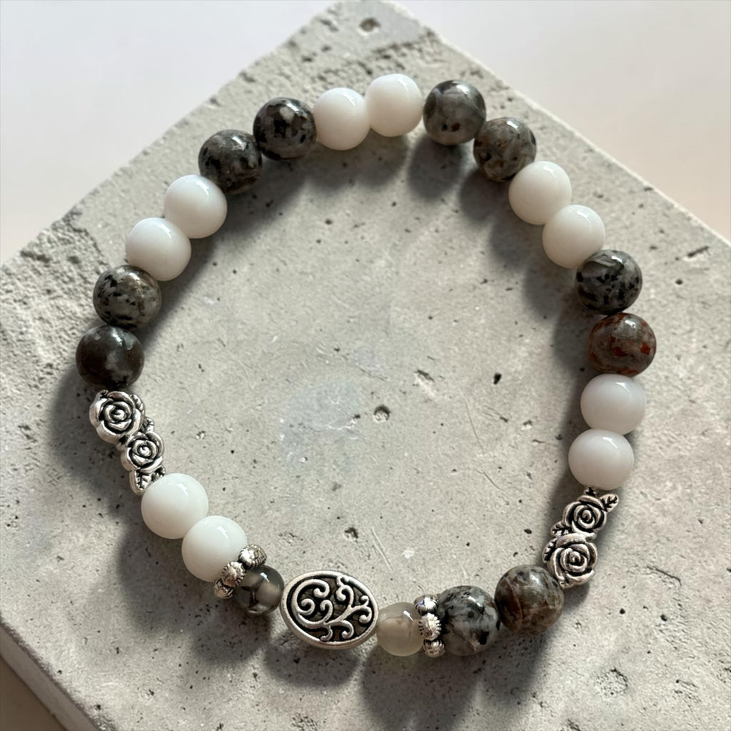 Bracelet La boutique d'Emma en perles blanches et pierres naturelles grises avec ornements en métal argenté