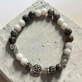 Bracelet La boutique d'Emma en perles blanches et pierres naturelles grises avec ornements en métal argenté