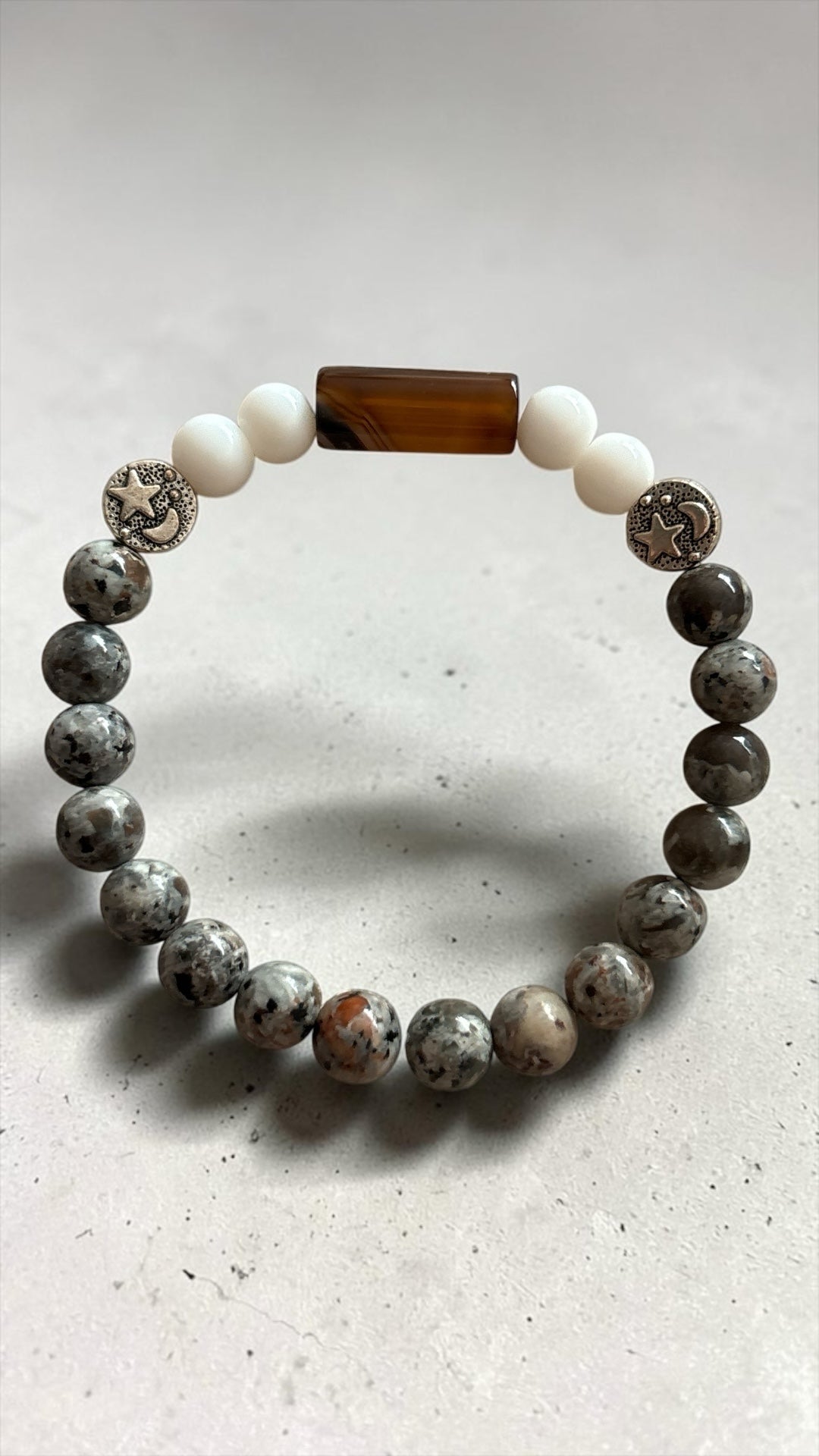 Bracelet La boutique d'Emma en perles de pierre naturelle grise, agate brune et perles blanches avec motifs célestes
