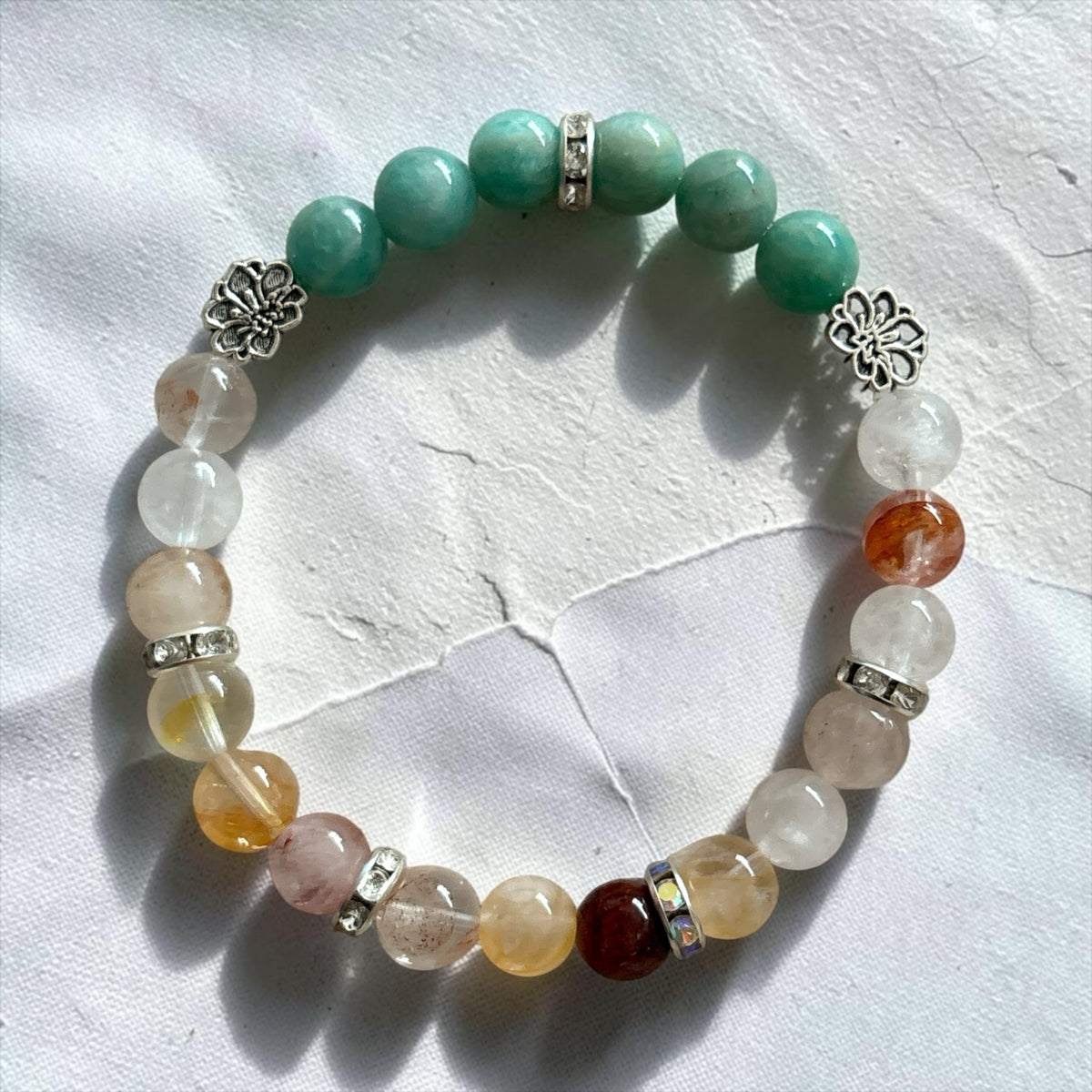 Bracelet La boutique d'Emma en pierres naturelles, quartz et amazonite avec intercalaires argentés à motifs floraux