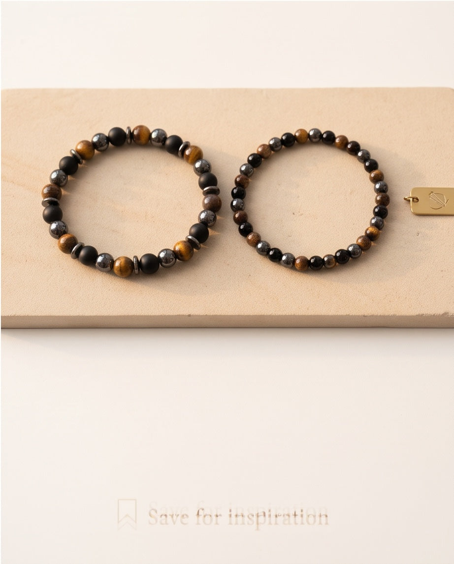 Duo de bracelets pour homme La boutique d'Emma en perles d'onyx noir mat, œil de tigre et hématite sur fond beige