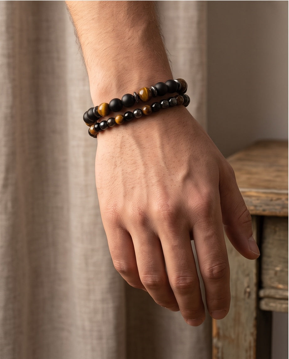 Duo de bracelets La boutique d'Emma pour homme en onyx noir mat, œil de tigre et hématite sur poignet masculin
