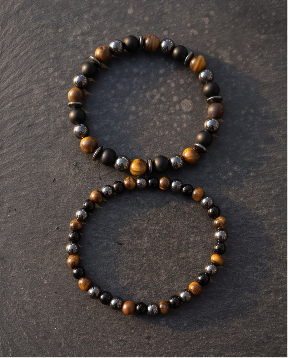 Duo de bracelets pour homme La boutique d'Emma en perles d'onyx noir mat, œil de tigre et hématite sur fond gris