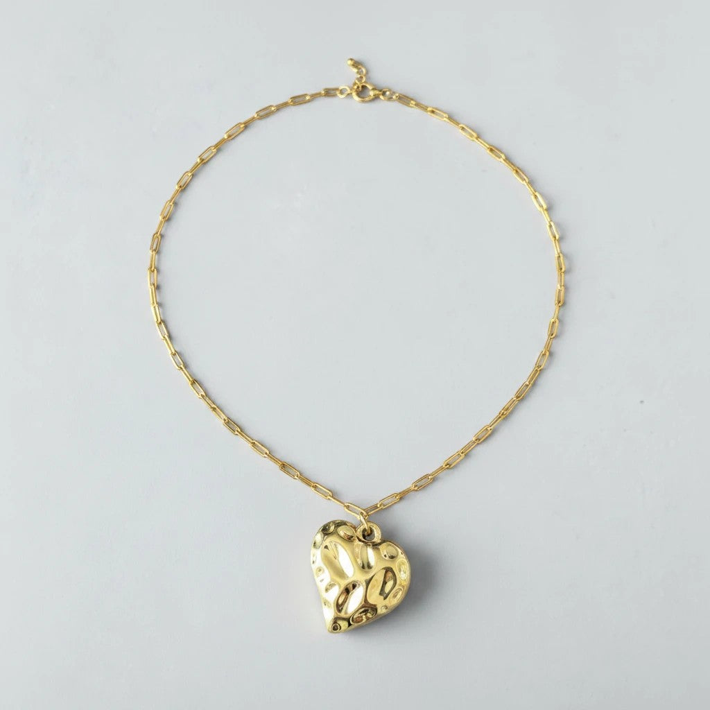 Collier pendentif cœur texturé en plaqué or La boutique d'Emma, bijou minimaliste et élégant pour femme.