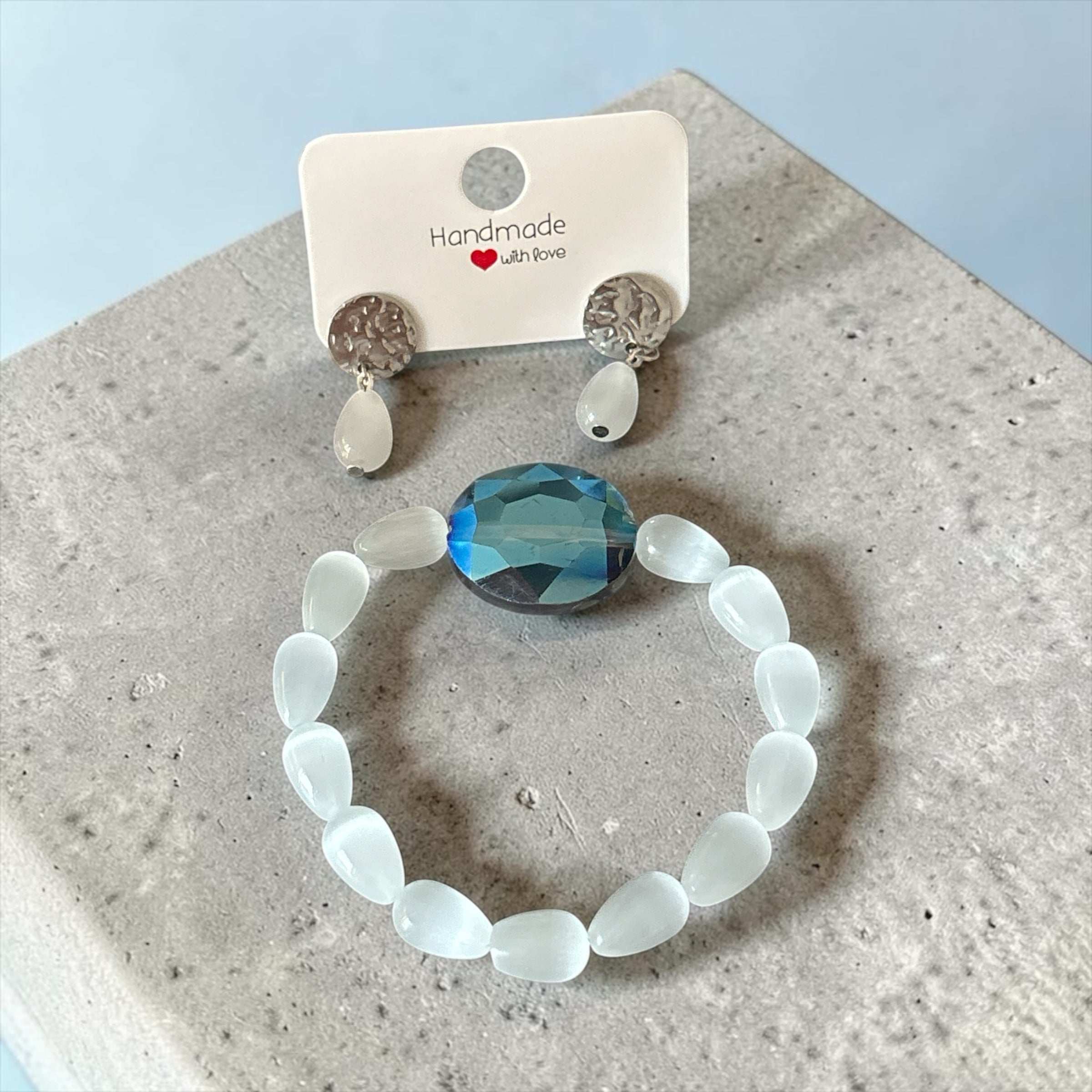 Parure La boutique d'Emma avec bracelet élastique en pierre de lune synthétique et boucles d'oreilles argentées