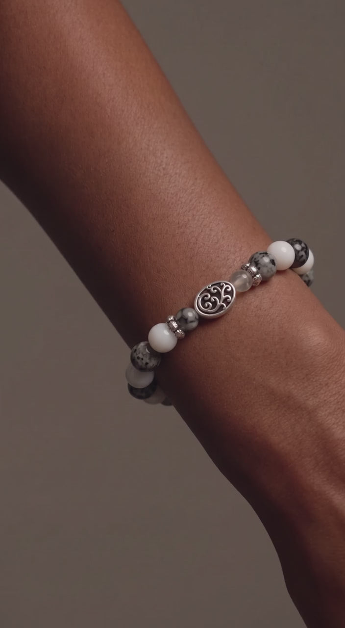 Bracelet en pierres naturelles avec médaillon et roses